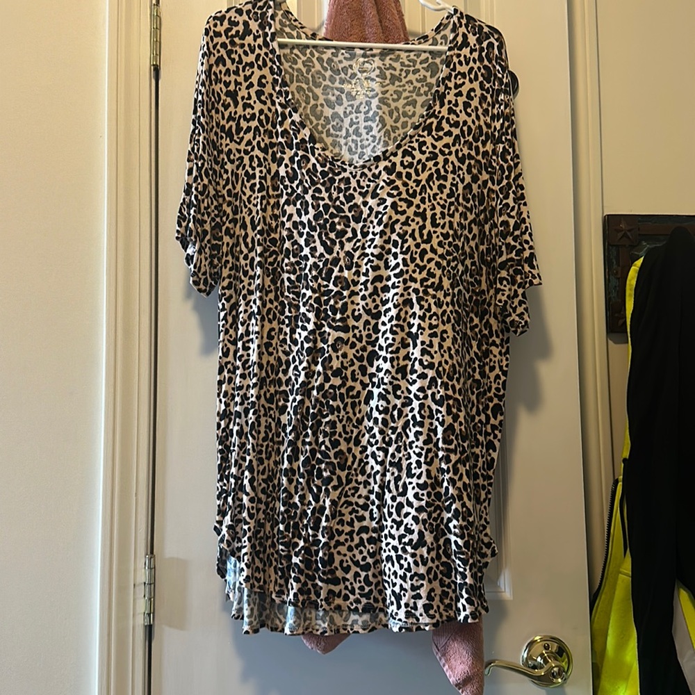 Maurices cheetah 24/7 tee size 2